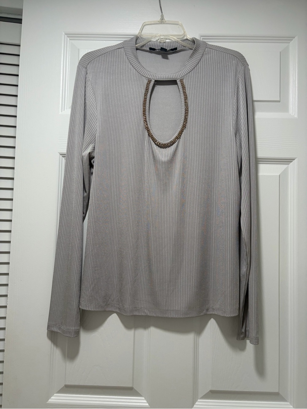 Marc New York Ribbed Long-Sleeve Top with Keyhole and Chain Trim in Light Gray